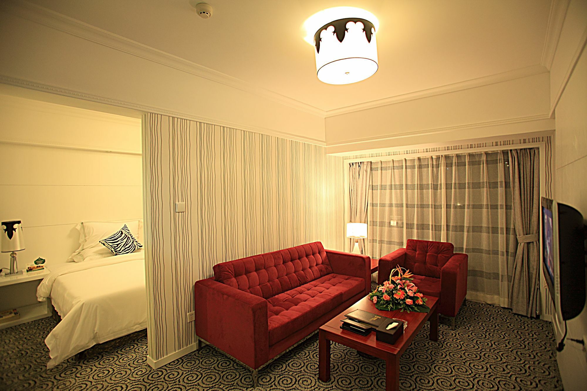 Perthden Hotel Шънджън Екстериор снимка